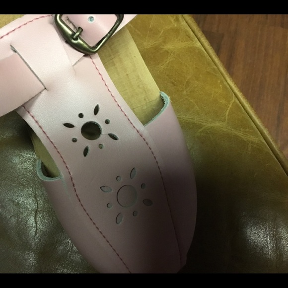 New listing CAPE clogs size 8/1/2. Unique leather - Picture 5 of 8